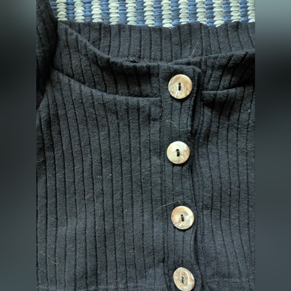 Black Ribbed Button-Up Crop Top - Picture 2 of 4